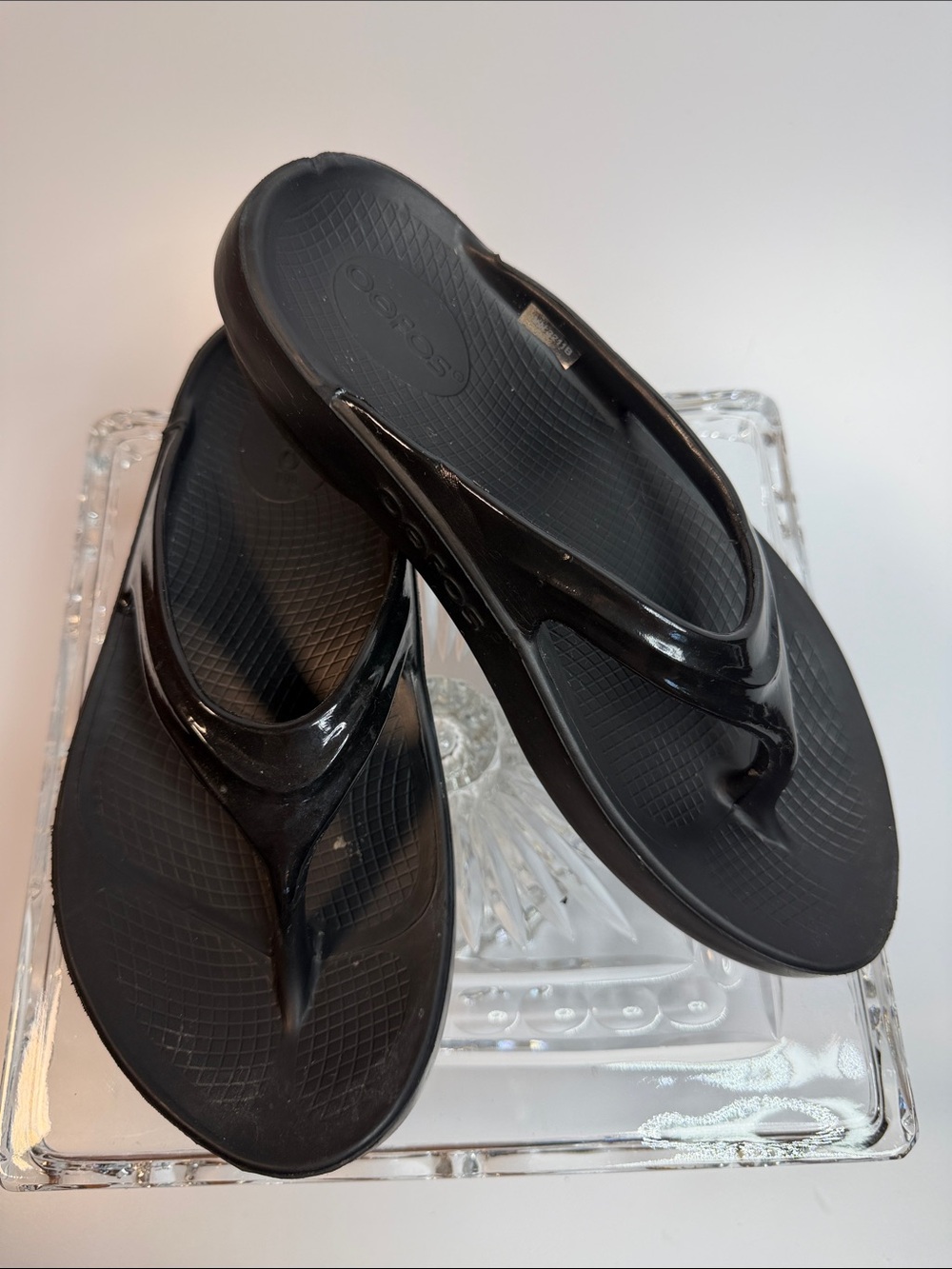 Oofos Women’s Black Recovery Glossy Flip Sandals size 7
